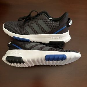 New Adidas Boys Size US 5 shoes